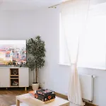 شقة Modern | 6 Guests, Parking/tram *