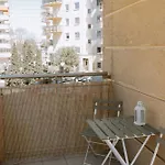 Modern | 6 Guests, Parking/tram شقة