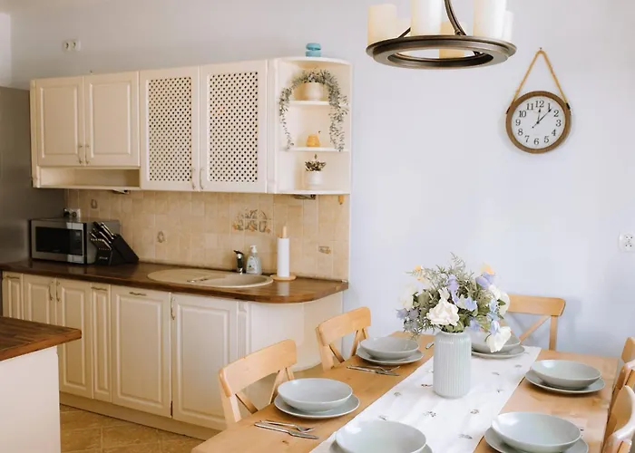 Modern | 6 Guests, Parking/tram